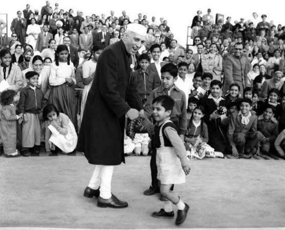 picture of Jawaharlal Nehru with kids